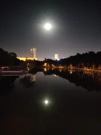 十五的月亮十六圆，为了拍这组月亮照片，我开车到了很远的地方，同一个月亮，基本同一时间，我选了不同的地点，不同的视角，拍出了不同的效果，如第一个照片，美如歌词一般，天上有个月亮，水中有个月亮，其它三组就没有这个效果，此情此景，心情也美丽起来。
有此，我联想到，平时我们遇到同一个问题，如果我们能用不同的视角去看待这个问题，如果我们能用积极的态度替换成消极的态度去面对这个问题，或许，我们会得到不一样的结果。
此刻，我好像悟出点什么，你呢？