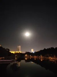 十五的月亮十六圆，为了拍这组月亮照片，我开车到了很远的地方，同一个月亮，基本同一时间，我选了不同的地点，不同的视角，拍出了不同的效果，如第一个照片，美如歌词一般，天上有个月亮，水中有个月亮，其它三组就没有这个效果，此情此景，心情也美丽起来。
有此，我联想到，平时我们遇到同一个问题，如果我们能用不同的视角去看待这个问题，如果我们能用积极的态度替换成消极的态度去面对这个问题，或许，我们会得到不一样的结果。
此刻，我好像悟出点什么，你呢？