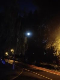 十五的月亮十六圆，为了拍这组月亮照片，我开车到了很远的地方，同一个月亮，基本同一时间，我选了不同的地点，不同的视角，拍出了不同的效果，如第一个照片，美如歌词一般，天上有个月亮，水中有个月亮，其它三组就没有这个效果，此情此景，心情也美丽起来。
有此，我联想到，平时我们遇到同一个问题，如果我们能用不同的视角去看待这个问题，如果我们能用积极的态度替换成消极的态度去面对这个问题，或许，我们会得到不一样的结果。
此刻，我好像悟出点什么，你呢？