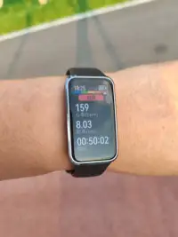 咨詢師這個職業，看是動動嘴皮子很簡單的工作，其實不然，有時也是個體力活，比方說我吧，曾經一夜無眠，接了一夜電話，也曾經連續九個小時不間斷接一個來訪電話，還有一個線下咨詢來訪，非要和我比試一下一口氣能不能做五十個標準俯臥撐，一個喜歡體育的十七歲的男孩子，嬉皮笑臉可愛的給我來個激將法，說，老師，你如果做不下來，有辱軍人名聲，哈哈，幸虧我好像還行吧……今天下午，試試，跑個8公里，感覺良好，感謝來訪者的看見，感謝來訪者的陪伴，感謝來訪者的信任，感謝來訪者的有趣，感謝來訪者的挑戰，我發自內心的，感恩你們每一個人，晚安好夢……配圖