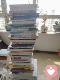 今天早上醒来，看到自己的总时长正好是1700小时，也就是说我来到我们给力平台工作了两年半的时间里，我给于来访者的陪伴时间是1700小时了，来访者给于我的陪伴时间同样是1700小时了，有风风雨雨，有艳阳高照，有风平浪静，有跌宕起伏，有和顺委婉，有恶语相加，有痴迷不悟，有茅塞顿开，有悲欢离合，有其乐融融……
记得一年前，我总时长1000小时时，自己酸几溜发表下让自己感动的半小时零25秒的小感慨，还吸引了很多老师和来访者的点赞鼓励及看见围观，还一度让自己变得很不好意思，人家别人喜欢被看见，我却是怕被看见，因为本人的长相实在是对不起大家，尽管我没啥责任。
我还算是个勤勉之人，很努力认真地在平台上做这件自己认为很有意义的事，平心而论，一个合格的心理咨询师的成长之路是很艰难的，他需要我们为了自己的选择之路付出太多，你还不一定能行，所以，我真心地尊重平台上我的每一位同行老师，我发自内心的尊重来到平台上探讨交流每位网友，感恩遇见，感恩同行，有你们同在，世界也变得如此美好……