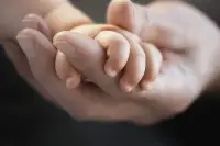 不要再去糾結原生家庭的傷害，沒有任何人能補償你，沒有任何人會向你懺悔，徒增內耗。沒有人在小時候好好愛你照顧你，那今后就自己好好的愛自己，自己照顧好自己，做自己的父母重新養育自己，在這個過程中重獲新生配圖