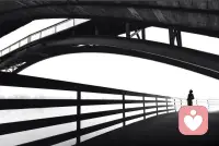 命运面前，人如蝼蚁。配图