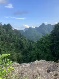 我們終其一生，都在尋找那個和自己靈魂相近的人，最后發現，唯一能契合自己的，只有自己。一個真正成熟的人，可以悲喜自渡，而這也是人生最難得的自由，人生的最高境界，就是愛上了自己，要想愛上自己，首先要真正懂自己，懂自己的特別、特長以及使命，懂自己的欲望、愿望，甚至缺點和局限。其次是要對自己好，每一秒都在討好自己，每一刻都在提升自己，每一天都在為自己而活，你不再需要被理解、被欣賞，因為你已經完全理解自己，你可以一個人旅行，一個人發呆，讀一本書，泡一杯茶，看一部電影，這都是在品味自己。
愛自己，活在當下，每一個念頭和行為都投射正面，美好的種子，你的人生，因為你，而綻放！配圖