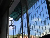 如果你整天把心思都放在抱怨，看不慣別人，抓緊心思去討好或者找別人的錯(cuò)，你的能量就是分散的，相反當(dāng)你把心思放在怎樣能成為更好的自己，反思自己的每日所行所思，你的能量就是聚焦的，把能量聚焦在向內(nèi)探索，你可以掌控進(jìn)度，你可以做自己的主人，把能量分散出去關(guān)注別人別事，你除了浪費(fèi)時(shí)間，犧牲自己的成長(zhǎng)，別無(wú)所獲！所以心靈成長(zhǎng)和心理學(xué)一直強(qiáng)調(diào)向內(nèi)求，讓你的意識(shí)擺脫無(wú)意識(shí)！配圖