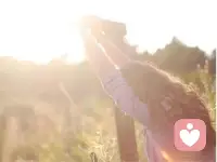 心理咨詢師的傾聽和你找朋友的傾聽有不同又有相同！先說相同的，那就是都有一個人陪著你（至少在精神上）、同時傾聽你，也許和你共憤恨，也許是通過和你辯駁來開導你！而心理咨詢師，她也會和你共憤恨，但不會和你辯駁，而是站在你的角度去理解你，共情你，必要的時候，不做聲色的引導你尋找你自己內在的力量，你沒有看到的視角，你沒有發現的你自己的優勢，所以，有方法的陪伴和友情陪伴，不同也相同，哪種對你有用，你就用哪種，結果都是為了讓自己獲得放松成長！配圖