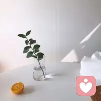 同一個來訪者的問題，精神分析學派認為是精神創傷所致，行為學派認為是有效學習訓練不足或獎懲不當造成的，認知學派則認為是不合理的認知導致的，人本主義則認為缺乏應有的尊重和接納所致。因此，各種心理治療流派用語言建構出來的心理治療假說，只能是冰山一角的反映，充其量如同是瞎子摸象得出的片面認識。既然問題本身不是問題，而是解決問題的方法不當，才導致了問題的出現甚至加重，那么，心理咨詢和治療的策略為什么不可以聚焦到問題解決，而不是似乎已經約定俗成了的問題本身?由此，短期焦點療法應運而生。它不似傳統療法那樣聚焦在問題產生的因上，怎么樣才能修正問題，而是聚焦在解決問題，如果這個問題不見了，情況是怎么樣的？從澄清期待這一點入手，去思考改變問題的可能及尋找自己的著力點。配圖