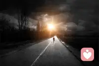 認知心理學認為：當人們遇到傷心的事情的時候，比如失戀，就會進入傷心、無助、壓抑與不安當中，在這種彌漫的情緒狀態下，會讓你對其它事件的看法、歸因變得負面消極，在心理學上，這是一種自動加工模式，是以一種無意識的狀態運轉的，所以很容易讓人把這種情緒轉移到其它方面，比如這次失戀了，讓他沒有安全感、他會推論到以后面對感情的時候都會沒有安全感！這時，需要有人或者自己覺察到這種錯誤認知，重回理性歸因！配圖