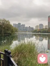 人生不是成為更好的自己，而是更好
的成為自己！“自己”在出生的時候就
天然靈動，本自具足。但在成長過程
中、因為家庭因素，成長環境，社會習性，人際關系等的影響，慢慢的忘記了
“自己”，被社會化，被標準化，很多時
候也許并不喜歡和適應，但是卻不得不
按照世俗的眼光去做，離原本的“自己”
越來越遠。所以，找回自己，更好的成
為自己，是生命的意義。配圖