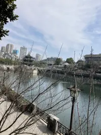 從靈性的角度來說，任何事情，未經(jīng)你的許可,絕不會發(fā)生于你。也就是說，你身上任何事情的發(fā)生，都是你允許的，你吸引來的，你的思維方式，處事方式，認(rèn)知格局習(xí)慣導(dǎo)致的發(fā)生。從現(xiàn)實的角度來說，這種理解，可以向內(nèi)歸因，做到“我是一切問題的根源?！比魏问虑榘l(fā)生后，從自己身上找原因，做改善，做提升，也許你會說：這個事情根本不是我做的，和我完全無關(guān)，親愛的，但是它最終流向了你，和你扯上關(guān)系，你如何看待處理這個事情的態(tài)度決定了事情的最終走向。依據(jù)第一性原理思維，從自己身上找問題，不管從思維認(rèn)知格局哪方面，總是優(yōu)于企圖從別人身上找答案找改變找方案來得容易，因為在這個世界上，你能控制自己，而你不能掌控除你之外的任何一個別人，包括最親近的你的父母，伴侶，小孩。配圖