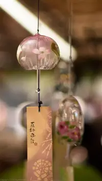 討好型人自救攻略
1.當(dāng)討好成為日常時(shí)，偶爾給自己放個(gè)假。
假如討好別人是工作日，那一周拿一兩天
出來(lái)當(dāng)休息日，這一兩天里，把自己的需
求擺在首位，慢慢的調(diào)整自己的慣性行為
和思維。
2.接受自己因不討好而產(chǎn)生的“不敢”“恐
懼”的感覺(jué)，比如我不討好朋友，他們就
不和我玩了，我不討好伴侶，他就不愛(ài)我
了；接受這一點(diǎn)，不要抗拒。一邊討好一
邊在心里討厭、對(duì)抗自己的這種討好行為，
會(huì)造成嚴(yán)重內(nèi)耗。
3.在接納自己因不討好而產(chǎn)生的恐懼感時(shí)，
同時(shí)尋找認(rèn)可自己，在乎自己感受的人，
仔細(xì)觀察，一定可以找到。
4.不斷累積“因?yàn)槲沂俏叶粣?ài)，”而不是
“我討好了才被愛(ài)”的體驗(yàn)，生活中一定有
某個(gè)時(shí)刻你不是因?yàn)橛懞貌疟粣?ài)的，找到
那個(gè)時(shí)刻，看看它怎么發(fā)生的，增加體驗(yàn)，
喚醒自己被壓抑的價(jià)值感。配圖