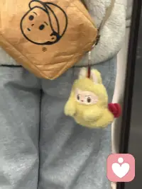 最近来访者总在问相似问题：老师我总是在意别人对我的看法，在意别人对我的评价，情绪就起伏不定，然后还害怕失去朋友

把自己活成一盏灯吧——亮度由你调节，光晕随你形状。
生存也许与苦难并存，也许过程是艰难的，但我心依旧，不会丢失自己…活成自己想要的样子就好，
一个细节可以看出心境，今天地铁上看到年轻人和他的拉布布，除了奔波的生存，我们还要好好生活..