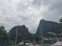 喚醒孩子愛的能力
?       以身作則：父母是孩子的第一任老師，也是孩子重要的模仿對象。父母在對孩子進行愛的教育時，應秉持“以身作則”的原則，做好愛人的表率，如果父母缺乏對生活，對他人的愛，就無法給予孩子真正的愛。禮讓老人，幫鄰居拎重物等等，這些愛的行為會給孩子愛的引領，父母的言傳身教中，孩子愛的能力也會得到很好的培養
?       傾聽和理解孩子，愛急不得，也快不了，父母要用心了解孩子行為背后的原因，關注他深層次的需求，當孩子有情緒時，父母應當注意傾聽和理解孩子的感受，引導他面對自己的內心，嘗試自己發現并解決問題，這樣孩子才能體會到被重視，被尊重，才能敞開心扉與父母溝通。父母少說話，少建議，多溝通，多傾聽才是真正的愛，孩子才能給孩子更大的能量去擁抱未來。
        把愛的機會給孩子：很多時候，大人以愛的名義剝奪了孩子愛的機會和權利，例如父母包辦了一切家務活，根本不讓孩子插手。其實，父母并不明白，如果不讓孩子干活，孩子就沒有參與感，好像是這個家的局外人，久而久之，孩子對這個家就不會有感情和關心，性格也可能變得孤僻自私，真正愛孩子的父母要在孩子面前適當的表現的弱一點，給孩子可以發揮的空間和機會。孩子愛的能力就能充分發揮出來。
?配圖