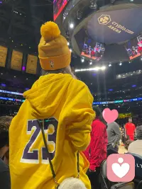 安全型依戀關(guān)系，早期父母親對(duì)孩子接納特別好，容易使孩子發(fā)展出一個(gè)對(duì)社會(huì)接納的態(tài)度，因此他就更加能夠去適應(yīng)這個(gè)社會(huì)，去調(diào)解他不同的關(guān)系。配圖