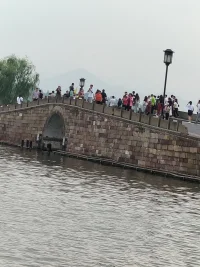 一个家庭想要越过越好，就需要这五个细节；
1多沟通，不要到家就各自抱着手机玩，被此零沟通，没有任何话题。
2不要当甩手掌拒，家中大小事，不能全让一个人负责，共同努力，共同成长。
3豪的氛围，一个愿意认真听你话的人，一个愿意满心欢喜和你分享的人，相处起来感情更好。
4少说伤人的话语，一次次的失望累积下来，感情也慢慢没了。
5注意说话方式，赞美多过反驳，赞同多过指责，每天吃饭前，多夸一下辛苦做饭的人。