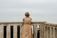 深深接納理解自己
第一，照顧好自己的身體，處在基本舒適的狀態。
第二，不總被卷入負面情緒。
第三，遠離有毒關系。減少不必要的能量耗竭～