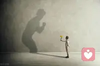 攻擊性從來都是雙刃劍，傷人者自傷。只有當您放下攻擊性，與原生家庭和解，才能不讓自己受傷，才能讓自己真正的平和寧靜。而無論是財富，健康，事業(yè)，地位等任何種種，其能夠得到發(fā)展的第一要素都基于內(nèi)在的寧靜。配圖