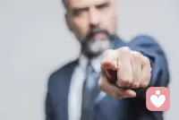 把對父母親做錯卻沒有負責任的憤怒轉移到別人身上，對那些死不承認自己錯誤的人實施報復。配圖