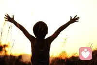 關(guān)于與自我的連接，接納自己是第一個(gè)層次，再往上是愛(ài)自己，再往上是欣賞自己，再往上是慶祝生命。我們要學(xué)會(huì)慶祝生命，為每一天的自己而慶祝。配圖