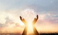 我由我自己的過(guò)往組成，而且我真切地感受到：這就是我。“我是一切存在過(guò)或者完成過(guò)的事物的總和。”配圖