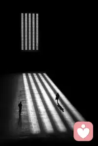 你看不見你自己，你所看見的只是你的影子。配圖