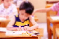 關(guān)于小孩子的學習自覺性

有一句話叫‘’關(guān)注即強化‘’，意思就是你越監(jiān)督或者你陪孩子學習你就在他旁邊監(jiān)督他，實際上就會強化孩子降低自己學習的自覺性。你先入為主的覺得孩子就沒有自覺性，這本身就否定了孩子自身的自覺性。孩子沒有自覺性就是個偽概念。一個人他真正想做的事有不自覺的嗎？要建立孩子的自覺性并不是陪在孩子的身邊，而是給他建立一個能培養(yǎng)自覺性的環(huán)境。比如他自己一個人在屬于他自己的屋里寫作業(yè)，而家長不要輕易去打擾他學習，而等他寫完了作業(yè)或者檢查作業(yè)的時候在出現(xiàn)，看看他有沒有不會的和寫錯的地方。
另外一句話是‘’他人的事由他人自己承擔責任‘’，小學生寫作業(yè)你監(jiān)督式的陪著，這其實是你在某種程度上承擔他的責任，是會造成孩子某種程度的依賴性。如果他因為寫作業(yè)熬到半夜三更就讓他自己承擔這個后果。這個后果當然不好，但是我們通過讓他自己承擔自己的學習責任來讓他主動的改變這種不利的現(xiàn)狀。發(fā)揮他自己的自覺性來改變。責任和后果是客觀的而人是主觀的，人本身是具有這種自覺性的。當然也需要監(jiān)護人的鼓勵和支持。配圖