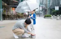 不要替孩子做任何他自己能做的事情

如果父母替孩子做過多的事情，就會剝奪了孩子對自己能力的體驗(yàn)而發(fā)展出的信念的機(jī)會。孩子們就會認(rèn)為自己就是需要被別人照顧，然后就會理所當(dāng)然的去享受被別人照顧。但于此同時(shí)個人的能力感就會削弱，對自我的自信感也會削弱。配圖