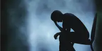 焦慮嗎？

焦慮是對不確定性的情緒反應。嬰兒是完全需要被他人照顧的，任何不確定性都會是嚴重威脅。成人由于可以自己照顧自己，對環境的要求就不那么高了，或者說能夠忍受某種不確定性。如果成人仍然要求很高的確定性，如果達不到要求，就會產生焦慮，就是對環境還部分保留著嬰兒般的需要。焦慮是可以相互傳遞的。父母的焦慮會傳遞給孩子，我的焦慮可能會傳遞給你。配圖