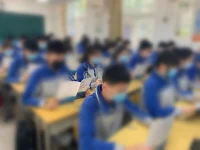 提高孩子成績的心理小技巧
?
?
?在孩子的學習問題上，可以把反向形成當作技能使用。家長如果不當回事兒（假裝），孩子很可能就當回事兒了。
我女兒小學一二年級的時候，語文聽寫拿了滿分，我裝模作樣地板著臉對她說：不準考一百分，不準考一百分，考一百分我跟你急，考八九十分就可以了。這是使用了反向形成。然后，她經常為自己學習的事情來訓我：爸爸你知不知道學習很重要，這關系到以后找工作，以后……這就叫人際關系之間的反向形成。配圖