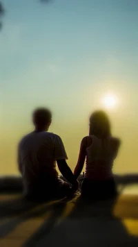 婚姻关系（亲密关系）的误区

有一种婚姻关系叫做非血缘关系血缘化。现在社会很多人夫妻关系其实并不亲密。一般来说作为异性夫妻关系是很美好的，这种关系是男女关系的高级形态。但是过了些年为啥就不亲密了呢？

原因之一是，非血缘关系血缘化。比如夫妻之间常说的，我们没有激情了只有亲情。亲情是有血缘关系的亲戚之间的关系，而不能是非血缘关系的夫妻关系。这么说其实是在潜意识层面把夫妻关系血缘化了，而且一般亲戚之间是不能够有性关系的。

如果你认同了这种所谓的假性血缘关系后，就意味着你的其实不想和这个另一半有性的接触。把这句话反过来想的话，你可能期待着和其他人有性的关系。这么说是潜意识层面的表达。配图
