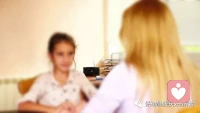 一個心理咨詢的小故事

一個11歲的女孩兒，她從五六歲開始就沒有了媽媽，她媽媽因為生病去世了。她與爸爸的關系又有一些問題。班主任建議她來和我聊聊。談了兩次話后，這個女孩兒對我非常依戀，覺得她找到了母愛。

第三次咨詢的時候，這個女孩兒對我說：老師，實際上我到你這兒來，我不想說話，我只是想靠靠你就可以了。我想了一會兒，對她說：那好吧。然后，這個女孩兒就靠向了我，我輕輕地把她抱住。

在之后大約5次的咨詢中，我們兩個人基本沒說什么話，這個女孩兒總是保持靠著我的姿勢，每次20分鐘到半個小時。慢慢地，這個女孩兒的狀況越來越好。配圖