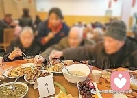 無恥的享受會不會讓你不好意思？（超我）


曾經(jīng)在我們的父輩甚至祖輩，他們是在物質(zhì)和精神生活都非常匱乏的情況下，生活了幾十年?，F(xiàn)在物質(zhì)條件好了，你想孝敬他們，給他們買很好的衣服，請他們吃很貴的飯，或者是享受別的要花很多錢的娛樂活動，他們大多會拒絕。因為做這樣的事情，他們會有道德上的內(nèi)疚感。這也是典型的超我阻抗。


我解釋一下這個超我阻抗的由來，是因為他們過了很久的苦日子，他們會產(chǎn)生一種認(rèn)知，就是說他們會認(rèn)為生活本身就是苦的，而且苦的理所當(dāng)然。那么這種對受苦的認(rèn)知成為了習(xí)慣，就會上升成為了道德準(zhǔn)則，所以一旦生活好了起來，外出吃的飯比較貴，穿的也比較貴，就會感覺到內(nèi)疚。就會覺得我怎么可以如此奢侈，我怎么可以如此活的舒服。配圖