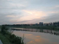 親愛的，外面沒有別人，這個世界的人、事、物都是一面鏡子，映照著我們內(nèi)心的世界。配圖