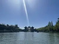 對(duì)丈夫的不滿，恰恰是當(dāng)初吸引自己的特質(zhì)！

因?yàn)槊總€(gè)人都是帶著自己的原生家庭的關(guān)系在同他人相處！

比如夫妻關(guān)系，對(duì)另一半身上的不認(rèn)同，恰恰是吸引自己的特點(diǎn)。

舉例：一對(duì)夫妻，妻子優(yōu)雅，努力打拼闖出一番事業(yè)；丈夫事業(yè)單位，穩(wěn)定，閑適。妻子就總是惱火丈夫的不思進(jìn)取、安于現(xiàn)狀。

但究其妻子的根本，出自原生家庭。

妻子的父親身在農(nóng)村，人很聰明，從小讀書(shū)非常好，但后來(lái)家庭困難，不得不輟學(xué)養(yǎng)家。因此父親有遺憾，對(duì)女兒特別高要求，常貶低女兒“你怎么那么笨呢！”，“你怎么什么都不懂呢！”

雖然女兒對(duì)父親的貶低憤怒，但也認(rèn)同了這種貶低，覺(jué)得是自己不夠聰明不夠好，于是拼命努力，取得成績(jī)。

婚后對(duì)老公很不滿，沒(méi)法接受老公的安逸和閑適，但她又羨慕老公這種心態(tài)，希望自己也能這樣。

我們來(lái)分析一下：妻子當(dāng)初看中老公，也是因?yàn)槔瞎@種隨遇而安，豁達(dá)的氣質(zhì)，雖然不喜他這點(diǎn)，但這點(diǎn)恰恰又是自己希望和渴求的東西。

而老公呢，當(dāng)初也是如此，希望自己能夠像老婆那樣風(fēng)風(fēng)火火。

所以不待見(jiàn)的東西恰恰是吸引自己的東西！

直到有一天，太太回老家，遠(yuǎn)遠(yuǎn)地看到父親窩在躺椅里，那形象就是一個(gè)小老頭，毫無(wú)當(dāng)初的威嚴(yán)和貶低自己的氣勢(shì)可言，現(xiàn)在只是一個(gè)瘦小的老人，那一刻，妻子忽然豁然開(kāi)朗了。

原生家庭要進(jìn)入夫妻關(guān)系，要么是改變自己和父母的關(guān)系，要么是接受了對(duì)方的原生家庭進(jìn)入，上面是第一種情景，當(dāng)妻子看到父親那個(gè)樣子時(shí)，她與父母的關(guān)系出現(xiàn)了變化。下面再看一個(gè)是接受原生家庭進(jìn)入。

妻子的父母經(jīng)常吵架，家庭不和睦。

丈夫的家庭合睦，家里從不吵架，講話溫文爾雅。

他們兩人構(gòu)建了一個(gè)小家。

婚后，妻子一不順心會(huì)和丈夫吵架，丈夫被嚇到了，因?yàn)檫@么高聲講話，這么大嗓門在自己家里是從所未有的，丈夫不知如何應(yīng)對(duì)，更不會(huì)吵架。

但漸漸的，妻子在丈夫身上找到了一種安定，情緒的穩(wěn)定，慢慢的她也改變了原來(lái)的說(shuō)話方式，丈夫也理解了妻子的脾氣。

這時(shí)，原生家庭走向了夫妻，等于用對(duì)方的原生家庭治好了自己原生家庭帶來(lái)的一貫弊端。

因此，原生家庭也是可以互相療愈的。配圖