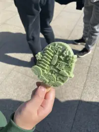 我們經常會聽到別人說“你蠻好當時怎么怎么”、“你上次就應該怎么怎么”，諸如此類“事后諸葛亮”的說法，有的人聽之會懊惱，是呀，當時蠻好。。。有的人則聽之嗤之以鼻。

在此，我對那些聽到這類言辭內心不帶懊悔的人表示贊賞，因為他們有自己內心堅定的屏障，而那些容易懊悔的人，相對比較容易發生抑郁情緒和容易因別人的話語而動搖，俗話就是“心還不夠大”。

首先，我們要相信：在任何時刻我們做的任何選擇，一定是那個當下最好，最符合當下那個心態的！因為如果當時還有其他考慮或方法就不會這樣選了，不是嗎？

在那個當下，我只能這么選，或只有這么選我心里是舒適的！

而之后事態的發展是綜合的，不是我們能掌控的，那走向了失控，就有人開始說“你當時蠻好。。。你就應該。。。”，這類言辭出現了。

會為此懊悔不已的人，是容易陷入過去的人，而對應過去的情緒，就是抑郁，抑郁是針對過去發生的事無法自拔，自己內心互相矛盾，消耗心理能量。

原理和各種情緒的益處以后再解釋，只要謹記：我當時的決定沒有問題，是那個當下最好的，即可！配圖