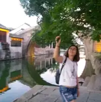 有沒有發(fā)現(xiàn)，我們內(nèi)心真正的不安全感來自于我們的潛意識(shí)【害怕自己不夠好】，因?yàn)樽约旱牟粔蚝茫赡軙?huì)導(dǎo)致被別人看不起被欺負(fù)，甚至被拋棄！所以很多人不斷的學(xué)習(xí)充電，為了學(xué)習(xí)而學(xué)習(xí)！如果別人問起為什么要這樣努力的學(xué)習(xí)，學(xué)習(xí)的感受是什么，最后想得到的又是什么！那么很多人的答案就是，可以讓自己更加【自信】！那么這自信就是不安全感的根源！覺得自己的價(jià)值感低！然而學(xué)習(xí)的真正目的應(yīng)該是我們對(duì)于某一領(lǐng)域或者某一事物的愛好，困惑，或者好奇心！通過學(xué)習(xí)我們得到我們需要理解或解決問題的答案！從而讓我們?cè)趯W(xué)習(xí)獲得更多的快樂，而不是為了自信去做不喜歡的學(xué)習(xí)方式！配圖