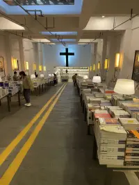 打卡“先鋒書店”座落在南京，感受：安靜、寬大、豐富、漂亮～比較有特色的是來過這里的人可以自愿在名片上留下自己想說的話，它們懸掛在書城的兩側～
據說曾被稱為中國最美的書城，推薦喜愛閱讀的寶貝們??配圖