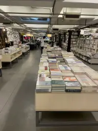 打卡“先鋒書店”座落在南京，感受：安靜、寬大、豐富、漂亮～比較有特色的是來過這里的人可以自愿在名片上留下自己想說的話，它們懸掛在書城的兩側～
據說曾被稱為中國最美的書城，推薦喜愛閱讀的寶貝們??配圖