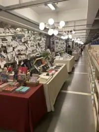 打卡“先鋒書店”座落在南京，感受：安靜、寬大、豐富、漂亮～比較有特色的是來過這里的人可以自愿在名片上留下自己想說的話，它們懸掛在書城的兩側～
據說曾被稱為中國最美的書城，推薦喜愛閱讀的寶貝們??配圖