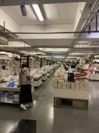 打卡“先鋒書店”座落在南京，感受：安靜、寬大、豐富、漂亮～比較有特色的是來過這里的人可以自愿在名片上留下自己想說的話，它們懸掛在書城的兩側～
據說曾被稱為中國最美的書城，推薦喜愛閱讀的寶貝們??配圖