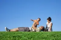 調查資料表明，厭學癥是目前中學生諸多學習心理障礙中最普遍、最具有危險性的問題，是青少年最為常見的心理疾病之一。從心理學角度講，厭學癥是指學生消極對待學習活動的行為反應模式，主要表現為學生對學習認識存在偏差，情感上消極對待學習，行為上主動遠離學習。患有厭學癥的學生往往學習目的不明確，對學習失去興趣；不認真聽課，不完成作業，怕考試；甚至恨書、恨老師、恨學校，曠課逃學；嚴重者一提到學習就惡心、．頭昏、脾氣暴躁甚至歇斯底里。厭學癥對青少年的生理，心理健康具有極大的危害性。

　　厭學癥是由于學生學習行為獲得的內外反應不同而造成的，中學生患病率最高。其內在原因是由于學生在學習過程中的消極情緒體驗和自我認識存在偏差，社會、學校、家庭等外部環境的不良影響也起消極的強化推動作用。有的學生學習基礎較差，由于種種原因，經過多次努力卻只獲得一次次的低分和失敗，又長時間受到社會的偏見、家長的漠視、教師的批評、同學的歧視。他們學習中無法滿足成功的愿望，生活中又無人能理解關懷，品嘗到的只是失敗感、自由感和乏味感。逐漸形成學習無價值、自己是學不好的 “ 差生 ” 等觀念，又反饋到學習行為上，如此的惡性循環，很快就患上了厭學癥。另有一些學生小學時成績較好，上了中學后生活學習環境改變，面臨新的挑戰，由于心理適應能力差，在挫折和失敗面前無法正視自己，喪失自信心，消極地對待學習，從此一蹶不振，也容易患上厭學癥。如何有效地矯治中學生的厭學癥呢？可試著從以下幾點入手。

　　1.改善環境，愉悅心境。

　　要改變厭學學生對生活的態度、對學習的認識，首先就必須要改善他們所處的環境。一個好的環境需要社會、家庭、學校之間相互配合。社會的鼓勵、家長的關懷、教師的重視、同學的友好都有利于營造一個重學、樂學的氛圍，消除厭學學生被拋棄、被歧視的感覺，對學習由厭惡感、恐懼感變為愉悅感、舒適感，從而積極、主動、愉快地開始新環境中的生活、學習。

　　2.改變觀念，接受自我。

　　讓厭學學生重新認識自我價值，形成良好的自我意識，這是變厭學為樂學的重要一環。應認真地發現厭學學生所表現出來的良好、積極的學習態度和行為，從正面予以肯定，并不斷強化，讓他在前后比較中接受自我，認識到自己并非無可救藥，而是能學好的，相信自己也是一個有能力、有前途、受尊重的以，改變自己無能的觀念。當然，對厭學學生的評價必須客觀、中肯、善意，不能諷刺偏激，