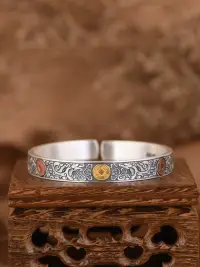 父母與孩子的關(guān)系模式，是孩子與其他人建立關(guān)系的基礎(chǔ)，也是孩子的人格和情商的基石，這比知識(shí)更重要！配圖