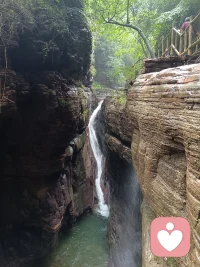 人們對(duì)幸福的感受力1/3來自基因的遺傳，2/3可以在后天有意識(shí)地獲得。幸福的關(guān)鍵不在于改變我們的過往或糾正人生的某個(gè)錯(cuò)誤，而是能夠拓展人生視角和認(rèn)知層次，創(chuàng)建帶來幸福感的神經(jīng)回路。
感受和幸福體驗(yàn)相關(guān)的腦神經(jīng)回路并形成記憶大體有四個(gè)步驟：
首先是有機(jī)會(huì)體驗(yàn)到正面積極的美好感受，
其次是這些幸福的感受能夠在我們的內(nèi)在被具象化為更為豐富的畫面和情緒感受，
第三是我們的內(nèi)心接納并保留了這些畫面感受，
最后一步就是保持我們和這些感受的聯(lián)結(jié)。配圖