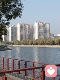 《不要讓昨日的沮喪令明天的夢想黯然失色》

        在一次討論會上，一位著名的演說家沒講一句開場白，手里卻高舉著一張100美元的鈔票。
        面對會議室里的200個人，他問:“誰要這100美元?一只只手舉了起來。他接著說:“我打算把這100美元送給你們中的一位，但在這之前，請準許我做一件事?！彼f著將鈔票揉成一團，然后問:“誰還要?”仍有人舉起手來。他又說:“那么，假如我這樣做又會怎么樣呢?”他把鈔票扔到地上，又踏上一只腳，并且用腳碾它。爾后他拾起鈔票，鈔票已變得又臟又皺。“現在誰還要?”還是有人舉起手來。
        “朋友們，你們已經上了一堂很有意義的課。無論我如何對待那張鈔票，你們還是想要它，因為它并沒貶值，它依舊值100美元。人生路上，我們會無數次被自己的決定或碰到的逆境擊倒、欺凌甚至碾得粉身碎骨。我們覺得自己似乎一文不值。但無論發生什么，或將要發生什么，在上帝的眼中，你們永遠不會喪失價值。在他看來，骯臟或潔凈，衣著齊整或不齊整，你們依然是無價之寶?！?       溫馨提示:生命的價值不依賴我們的所作所為，也不仰仗我們結交的人物，而是取決于我們本身!我們是獨特的一一永遠不要忘記這一點!配圖