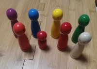 我和我的來訪者一起總結(jié)了下面幾個抑郁癥自救的方法，可以推薦給有需要的人：
?1、莫名其妙的想哭的時候，就大哭一場；
?2、易怒、易激惹，情緒失控的時候，就深呼吸放松、放空自己；
?3、自我否定、覺著活著沒意思的時候，就用厭惡療法，胳膊上套個橡皮筋，瞎想的時候就挑起橡皮筋狠狠地彈自己；
?4、心情低落、不想社交、逃避一切的時候，就走出去，換個環(huán)境，跟大自然對話！
?
?感謝我的來訪者的無私與大愛！配圖