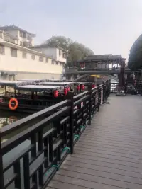 為什么我們在做咨詢的時候不喜歡歡給別人指導意見，我們只能幫助到她看到她的思維，她的感受，她對這個世界的看法，我們只能陪著他一起去體驗他當下的認知、情感和體驗。當我們好為人師的去站在權(quán)威的立場去指導時，我們就否定了他為自己人生做出選擇的權(quán)利，為自己的言行和選擇負責的權(quán)利。配圖