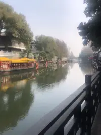 當(dāng)別人的一句話，他都覺得別人是在攻擊他，上身到對(duì)這個(gè)人的評(píng)價(jià)，他這個(gè)人好不好，優(yōu)不優(yōu)秀，這說明這個(gè)人的人格是有問題的，對(duì)待別人的看法也是過分在意的。他的內(nèi)在沒有建立起強(qiáng)大的自尊評(píng)價(jià)系統(tǒng)，我想他此時(shí)是需要進(jìn)行一個(gè)咨詢的，如何做到正確看待外在評(píng)價(jià)，如何學(xué)會(huì)看待對(duì)事不對(duì)人。配圖