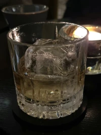 抽刀斷水水更流，舉杯消愁愁更愁，
不如找個能理解自己的人傾訴出來，
更能安撫心靈，獲得繼續生活的能量配圖
