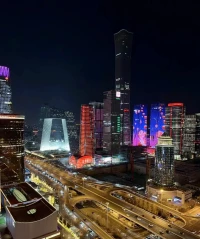 夜北京CBD，多少晚歸的靈魂……配圖