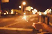 黑夜哭給自己聽，白天笑給別人看。
有句話叫 未哭過長夜，不足語人生。
不管黑夜怎樣漫長，黎明總會有到來的一刻。
把生活中的每一分鐘好好珍惜，才不會辜負僅有一次的生命。配圖